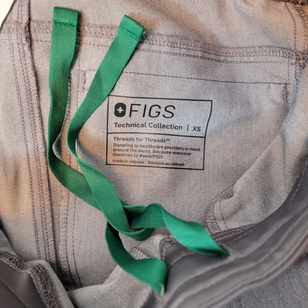 FIGS Men's Axim Cargo Scrub Pants Grey Classic Fit Moisture Wicking Anti Wrinkle